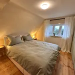 Reetdachkate Am Deich Hébergement de vacances *