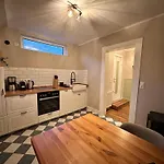 Reetdachkate Am Deich Hébergement de vacances *