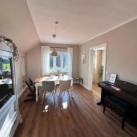 Reetdachkate Am Deich Ferienhaus *